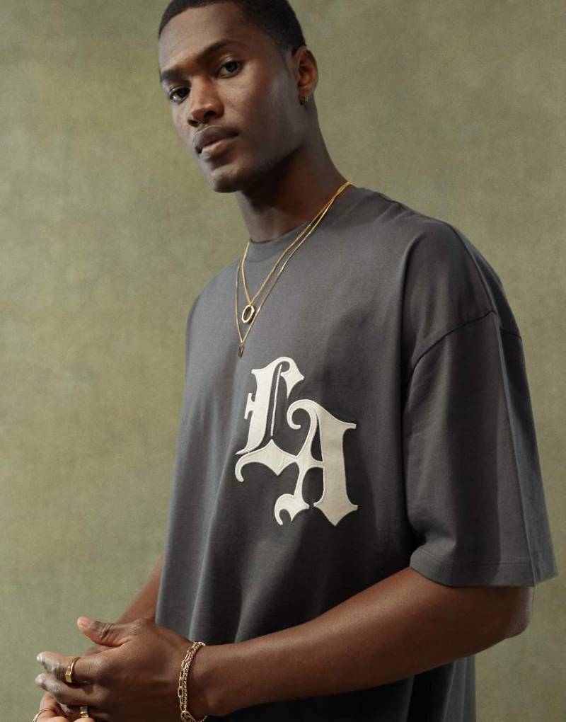 ASOS DESIGN - Oversize-T-Shirt in Schwarz mit Stadt-Textprint vorn von ASOS DESIGN