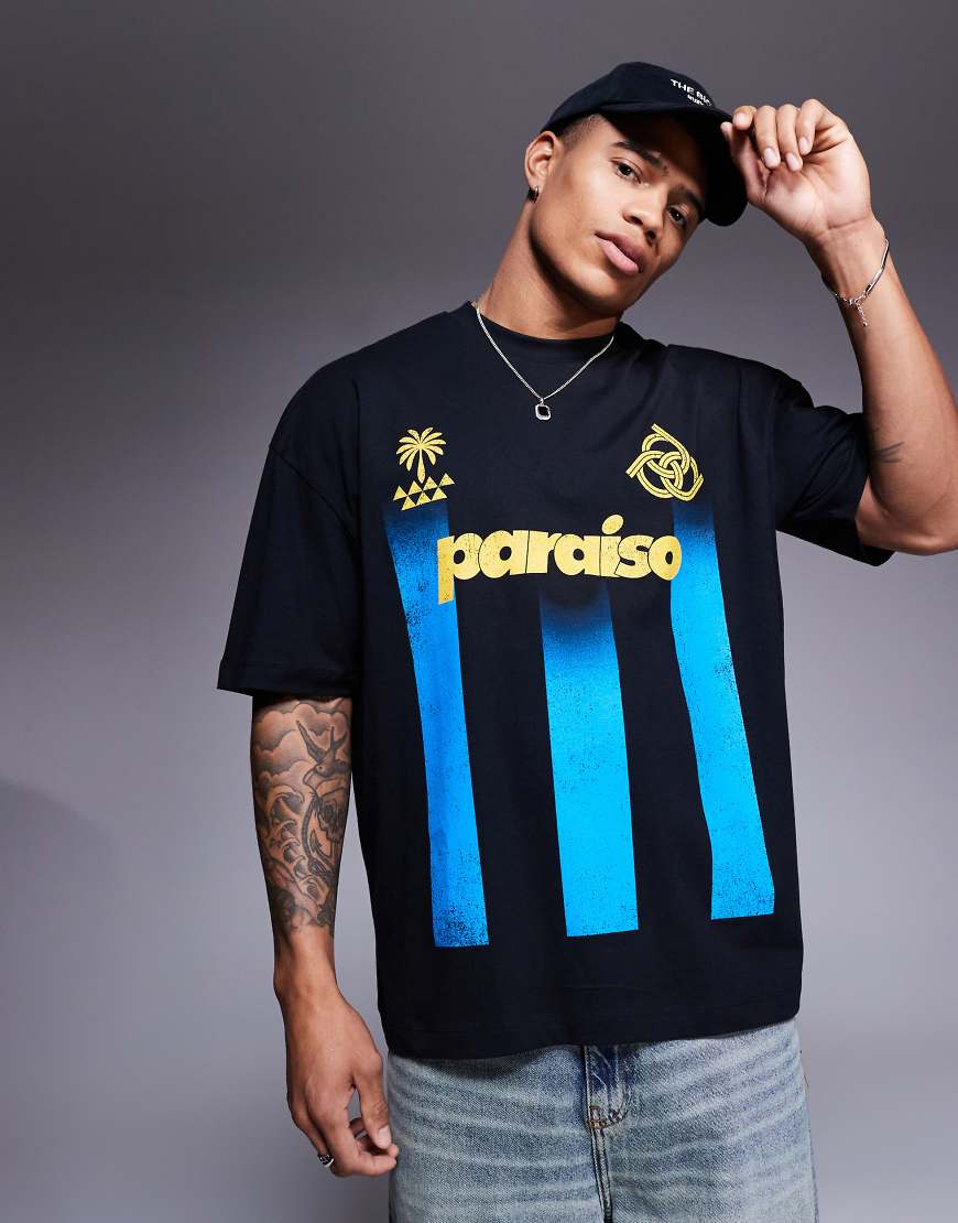 ASOS DESIGN - Oversize-T-Shirt in Schwarz mit Streifen und Sportgrafik ASOS DESIGN - Oversize-T-Shirt in Schwarz mit Streifen und Sportgrafik von ASOS DESIGN
