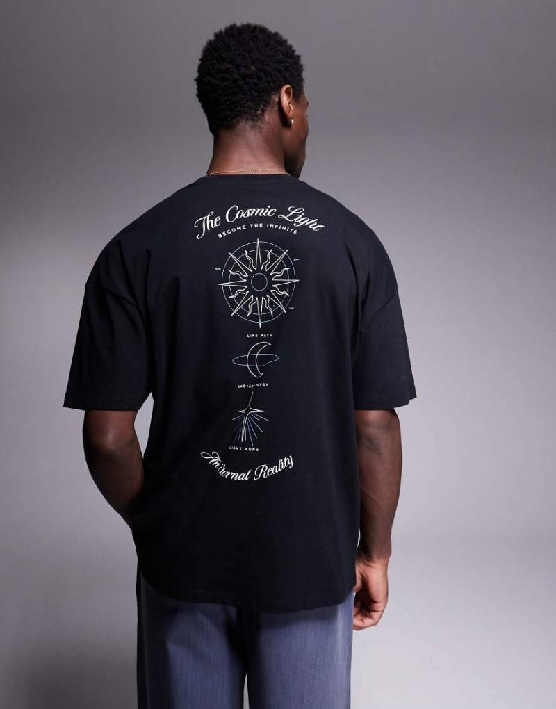 ASOS DESIGN - Oversize-T-Shirt in Schwarz mit überschnittenen Schultern und Himmelskörper-Print von ASOS DESIGN
