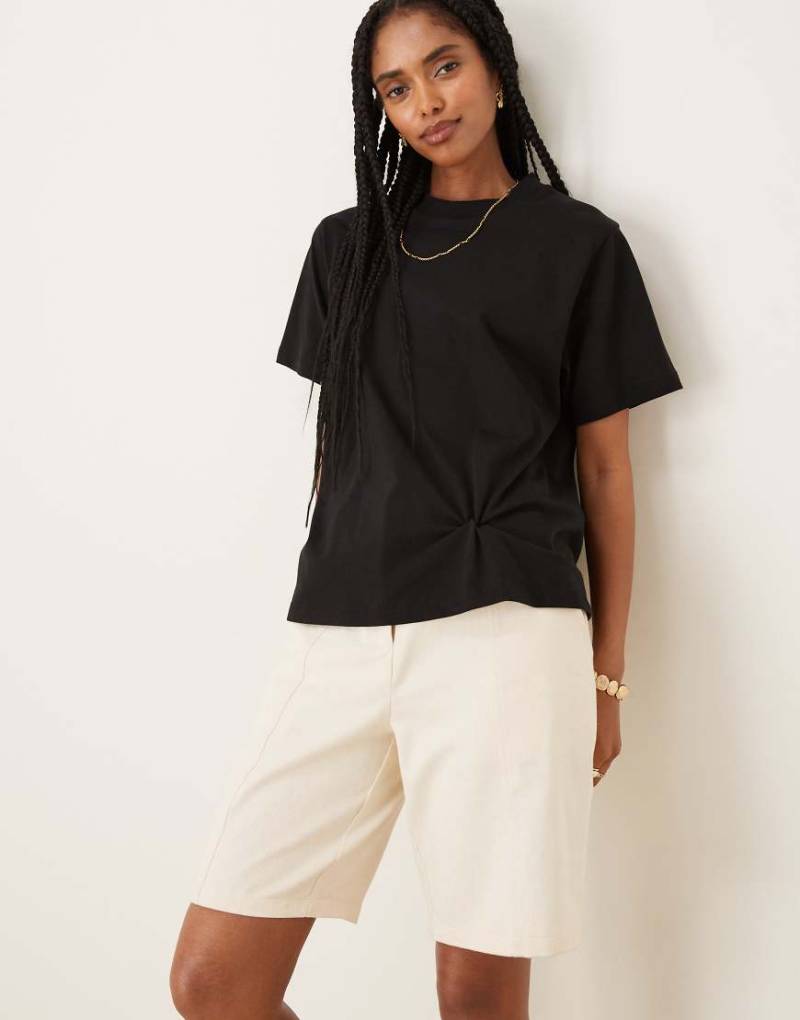 ASOS DESIGN - Oversize-T-Shirt in Schwarz mit verdrehtem, gerafftem Detail von ASOS DESIGN