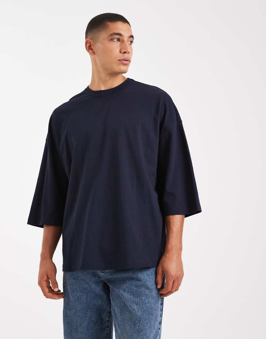 ASOS DESIGN - Oversize-T-Shirt in Sky Captain mit überschnittenen Schultern-Marineblau von ASOS DESIGN