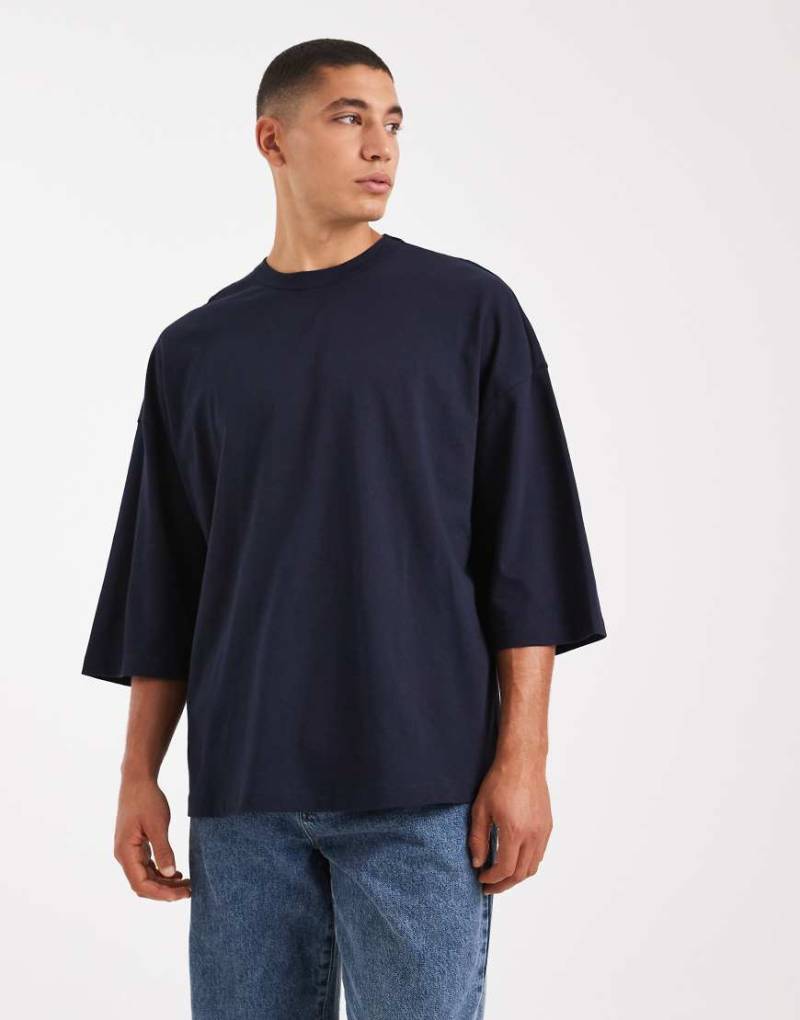 ASOS DESIGN - Oversize-T-Shirt in Sky Captain mit überschnittenen Schultern-Marineblau von ASOS DESIGN