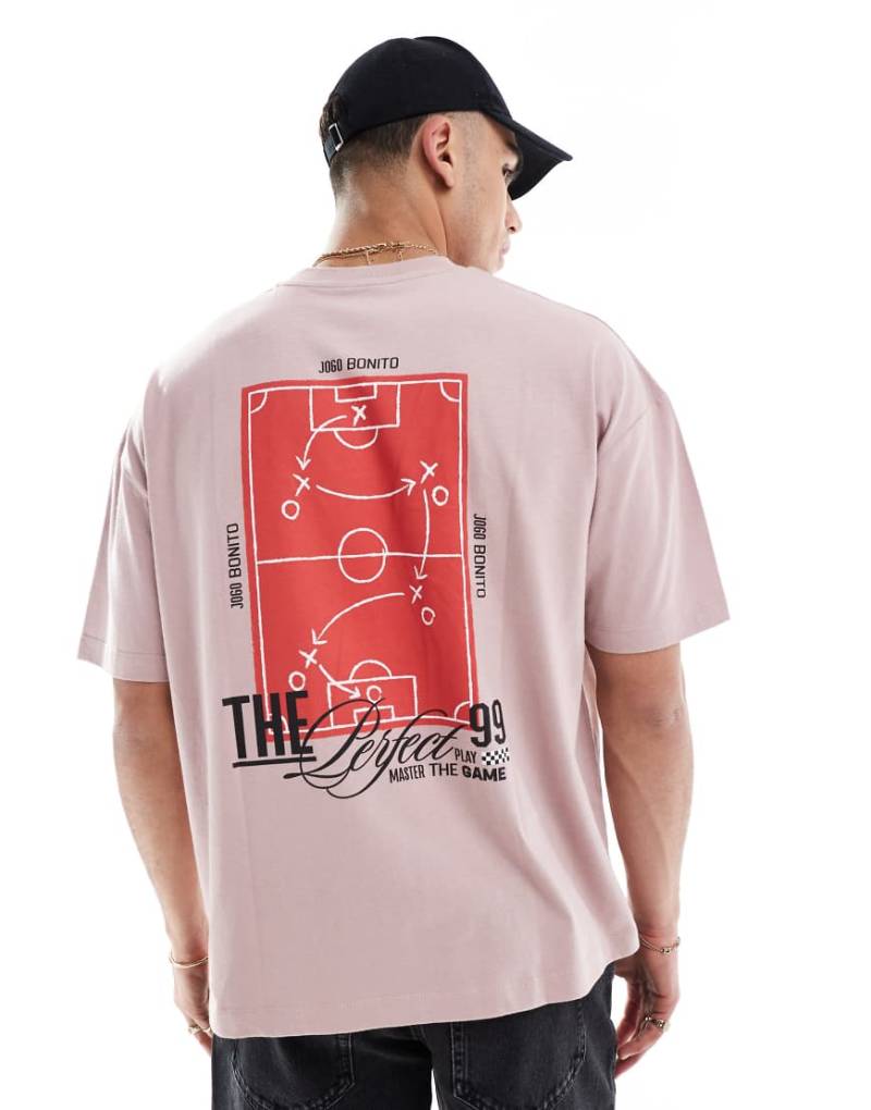 ASOS DESIGN - Oversize-T-Shirt in Staubrosa mit Spielfeldrand-Grafikprint von ASOS DESIGN