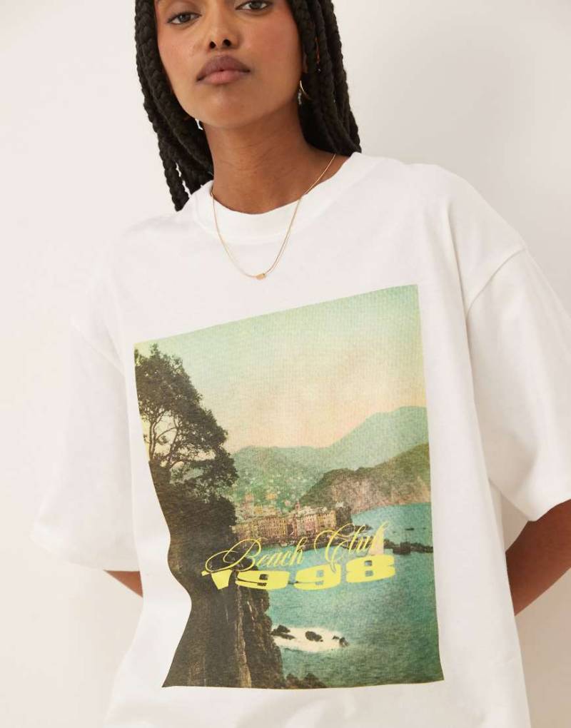 ASOS DESIGN - Oversize-T-Shirt in Strand-Club-Grafik-Weiß von ASOS DESIGN