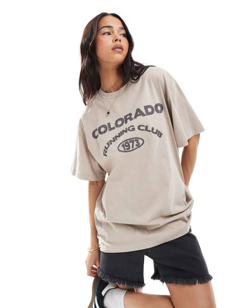 ASOS DESIGN - Oversize-T-Shirt in Taupe mit „Colorado Running"-Print-Neutral von ASOS DESIGN