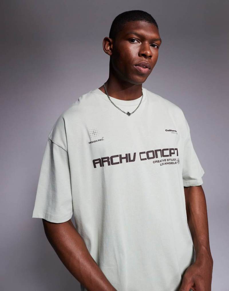 ASOS DESIGN - Oversize-T-Shirt in Taupe mit Sport-Grafikprint-Neutral von ASOS DESIGN