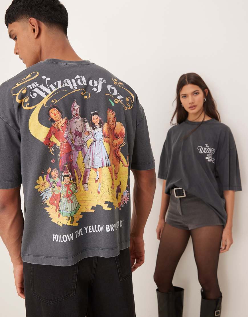 ASOS DESIGN - Oversize-T-Shirt in Unisex-Passform in verwaschenem Schwarz mit „The Wizard Of Oz"-Prints von ASOS DESIGN