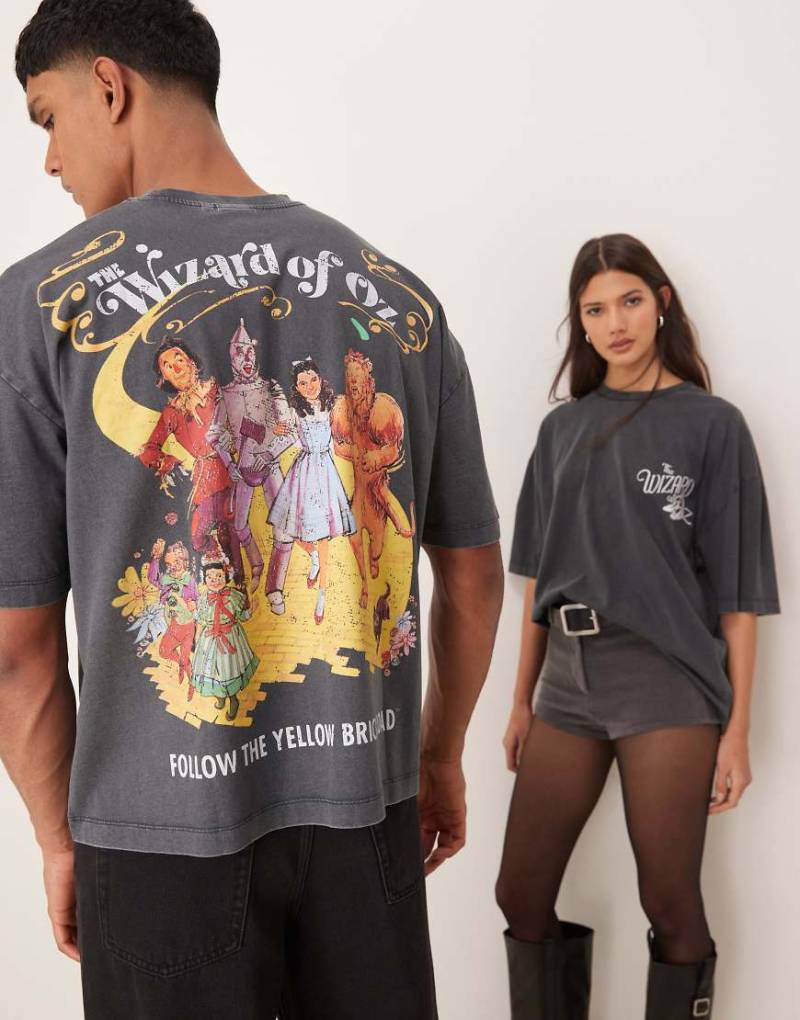 ASOS DESIGN - Oversize-T-Shirt in Unisex-Passform in verwaschenem Schwarz mit „The Wizard Of Oz"-Prints von ASOS DESIGN