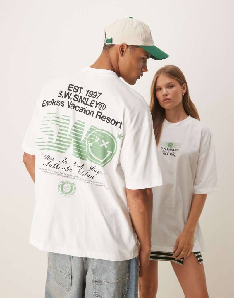 ASOS DESIGN - Oversize-T-Shirt in Weiß im Unisex-Stil mit Smile-Print von ASOS DESIGN
