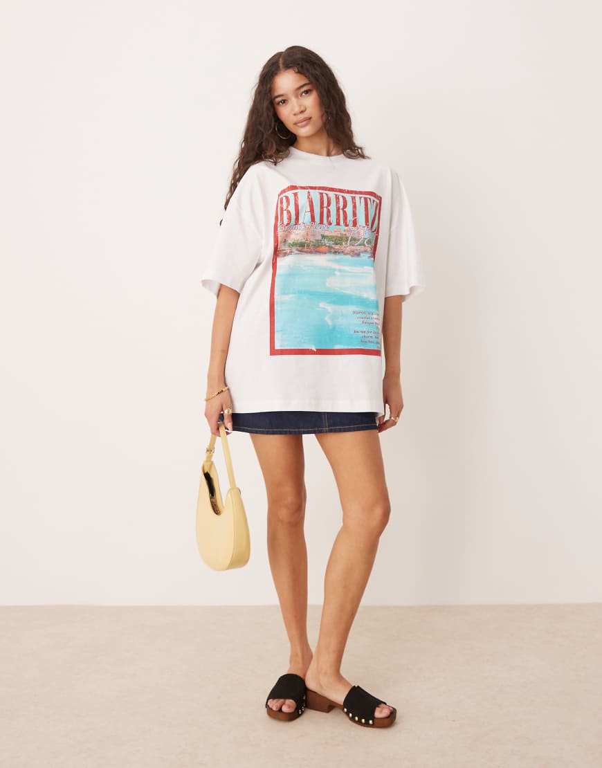 ASOS DESIGN - Oversize-T-Shirt in Weiß mit „Biarritz"-Standort-Print ASOS DESIGN - Oversize-T-Shirt in Weiß mit „Biarritz"-Standort-Print von ASOS DESIGN