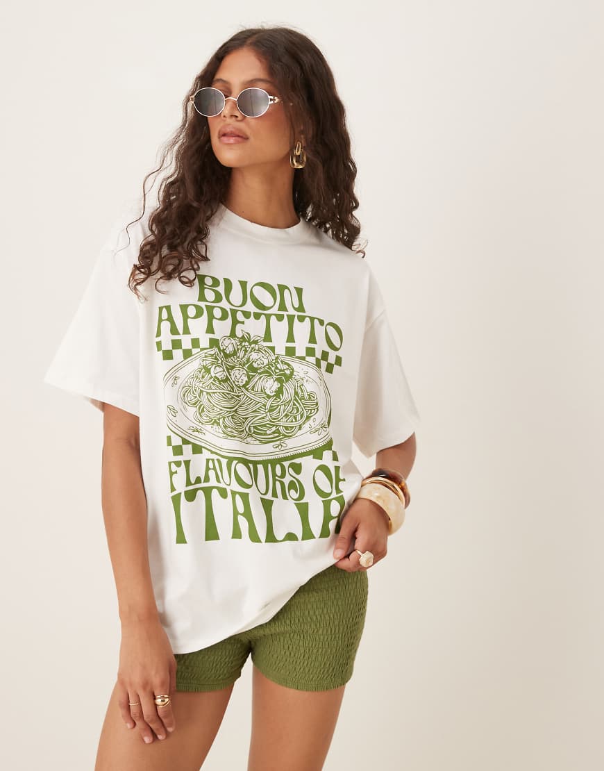 ASOS DESIGN - Oversize-T-Shirt in Weiß mit „Buon Appetito"-Print ASOS DESIGN - Oversize-T-Shirt in Weiß mit „Buon Appetito"-Print von ASOS DESIGN