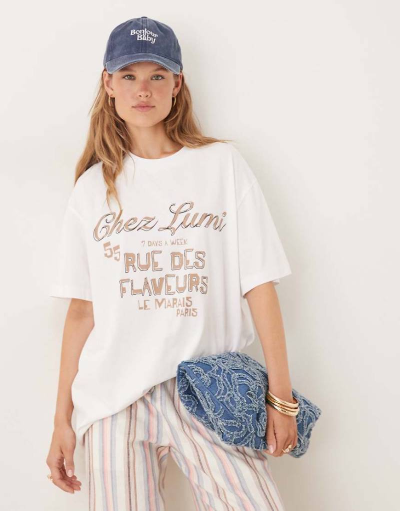 ASOS DESIGN - Oversize-T-Shirt in Weiß mit „Chez Lumi"-Grafikprint von ASOS DESIGN