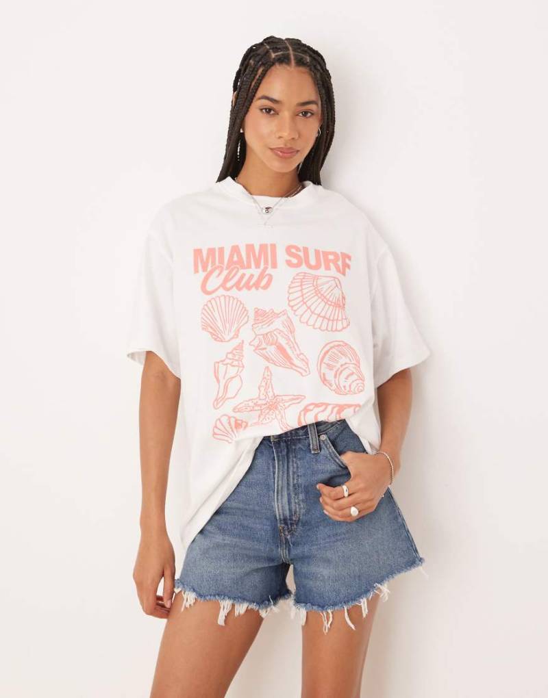 ASOS DESIGN - Oversize-T-Shirt in Weiß mit „Miami"-Muschel-Print von ASOS DESIGN