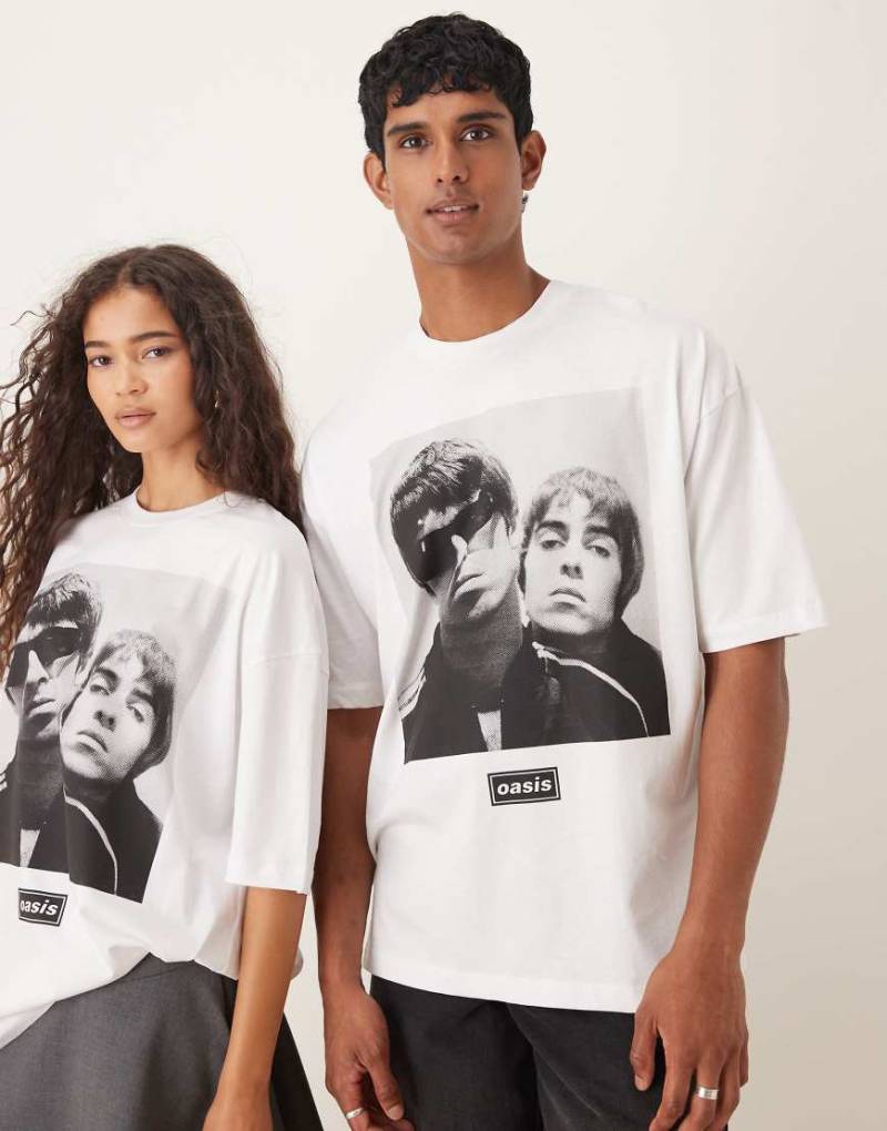ASOS DESIGN - Oversize-T-Shirt in Weiß mit „OASIS"-Textprint und Liam- und Noel-Grafik von ASOS DESIGN
