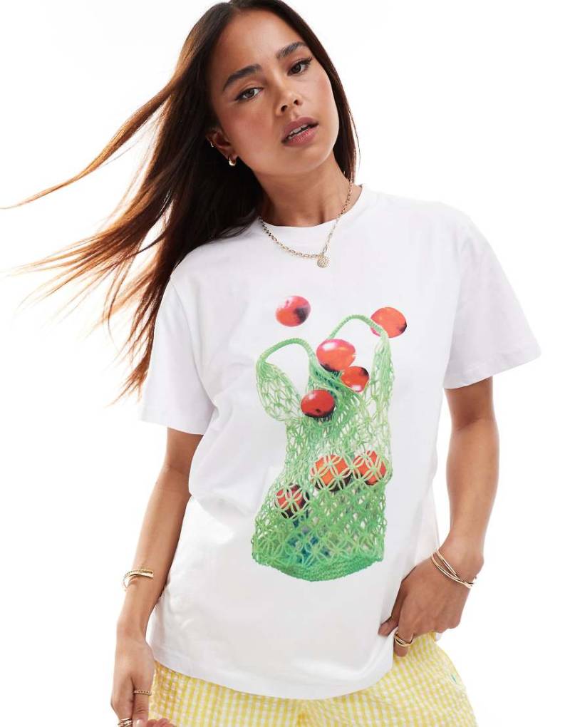 ASOS DESIGN - Oversize-T-Shirt in Weiß mit „Obst in Flechttasche"-Grafikprint von ASOS DESIGN