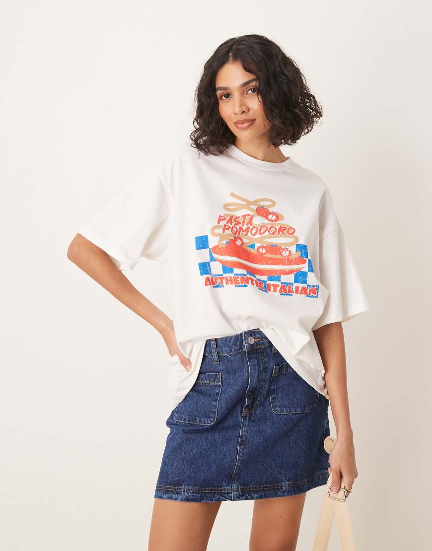 ASOS DESIGN - Oversize-T-Shirt in Weiß mit „Pasta"-Grafikprint ASOS DESIGN - Oversize-T-Shirt in Weiß mit „Pasta"-Grafikprint von ASOS DESIGN