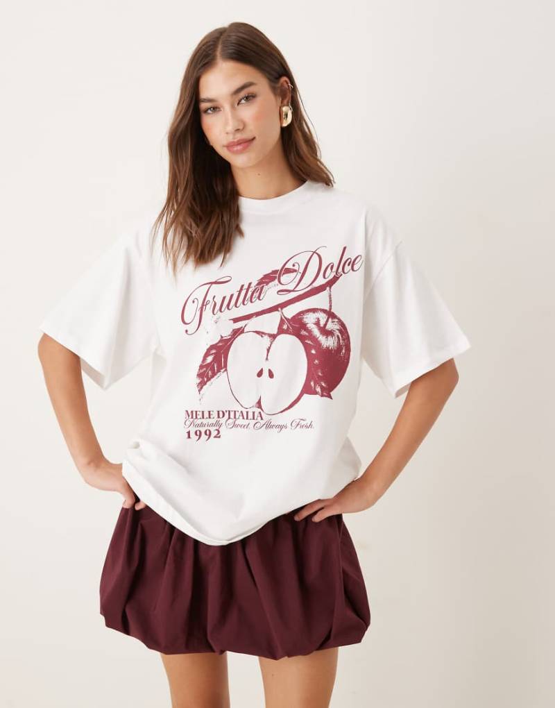 ASOS DESIGN - Oversize-T-Shirt in Weiß mit Apfel-Grafikprint von ASOS DESIGN
