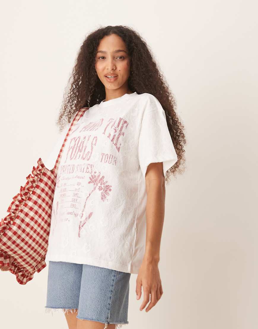 ASOS DESIGN - Oversize-T-Shirt in Weiß mit Bandgrafik und Spitzen-Overlay ASOS DESIGN - Oversize-T-Shirt in Weiß mit Bandgrafik und Spitzen-Overlay von ASOS DESIGN