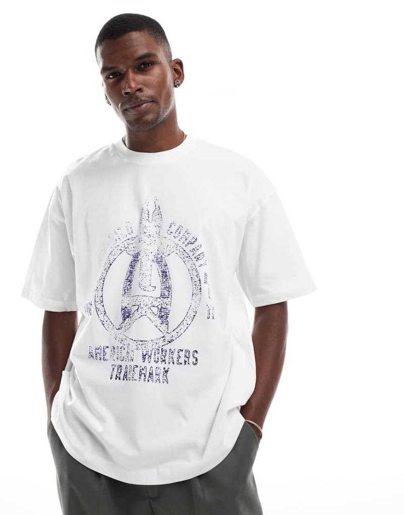 ASOS DESIGN - Oversize-T-Shirt in Weiß mit College-Grafikprint von ASOS DESIGN