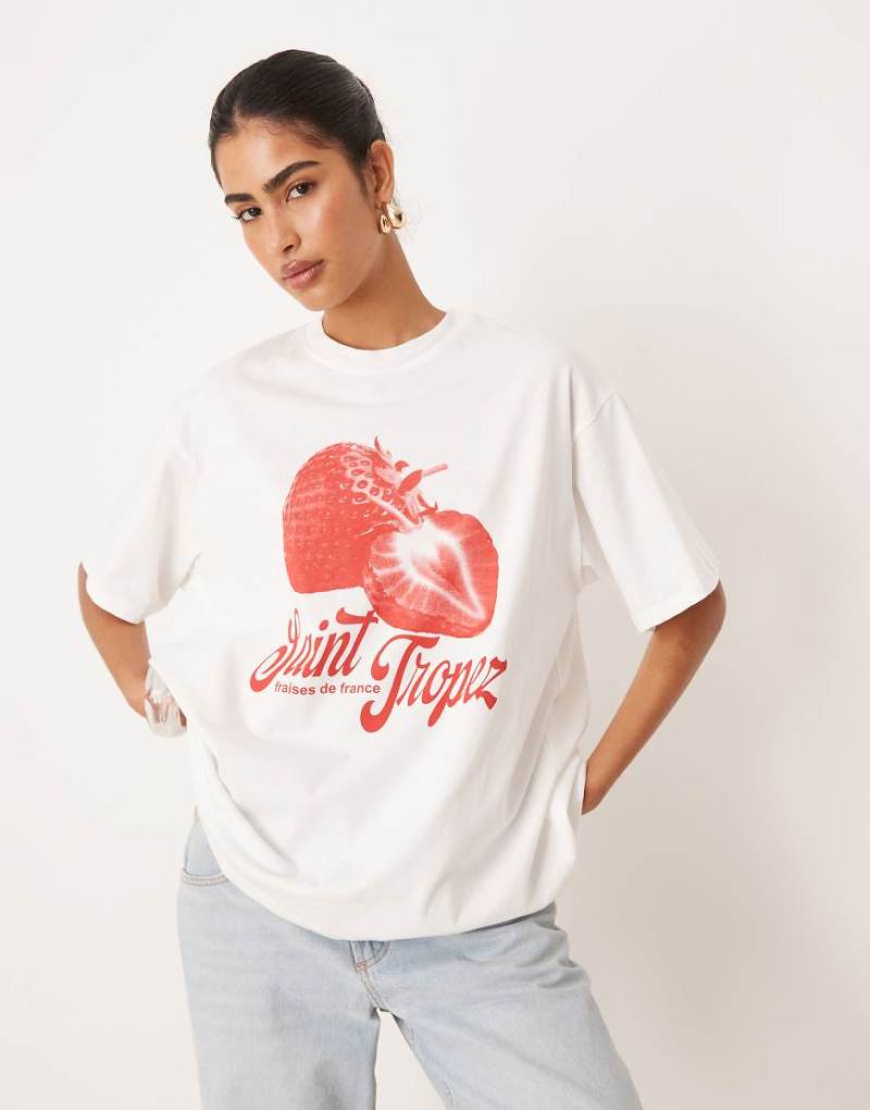 ASOS DESIGN - Oversize-T-Shirt in Weiß mit Erdbeer-Grafikprint von ASOS DESIGN