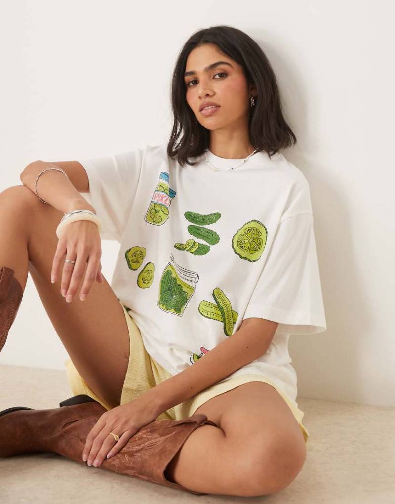 ASOS DESIGN - Oversize-T-Shirt in Weiß mit Essiggurken-Grafikprint von ASOS DESIGN