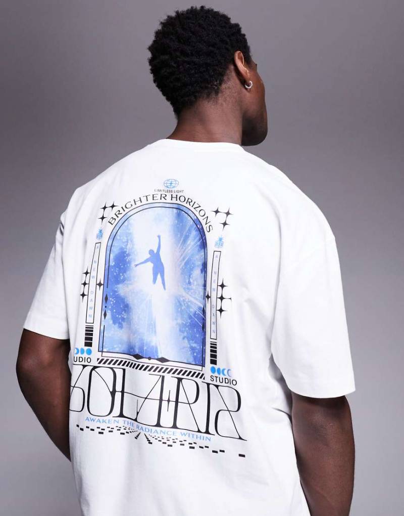 ASOS DESIGN - Oversize-T-Shirt in Weiß mit Himmelskörper-Grafik von ASOS DESIGN