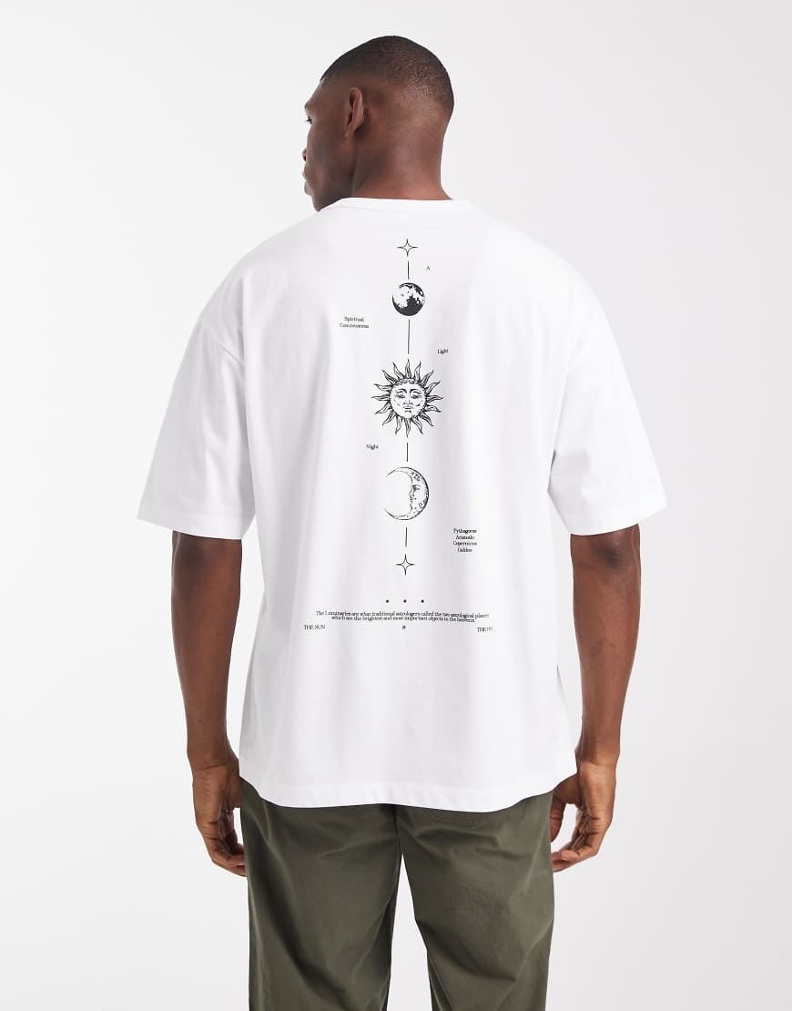 ASOS DESIGN - Oversize-T-Shirt in Weiß mit Himmelskörper-Print entlang der Wirbelsäule von ASOS DESIGN