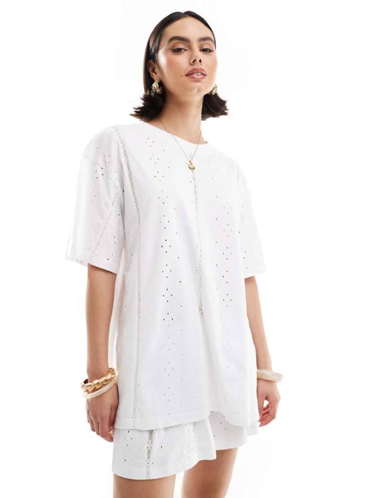 ASOS DESIGN - Oversize-T-Shirt in Weiß mit Lochstickerei und Spitzeneinsätzen von ASOS DESIGN