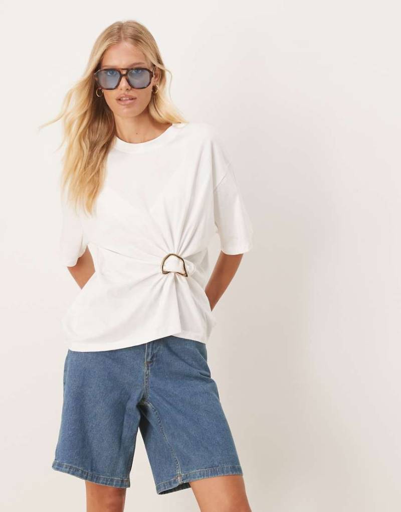 ASOS DESIGN - Oversize-T-Shirt in Weiß mit Metalldetail und geraffter Vorderseite mit Knotenverzierung von ASOS DESIGN