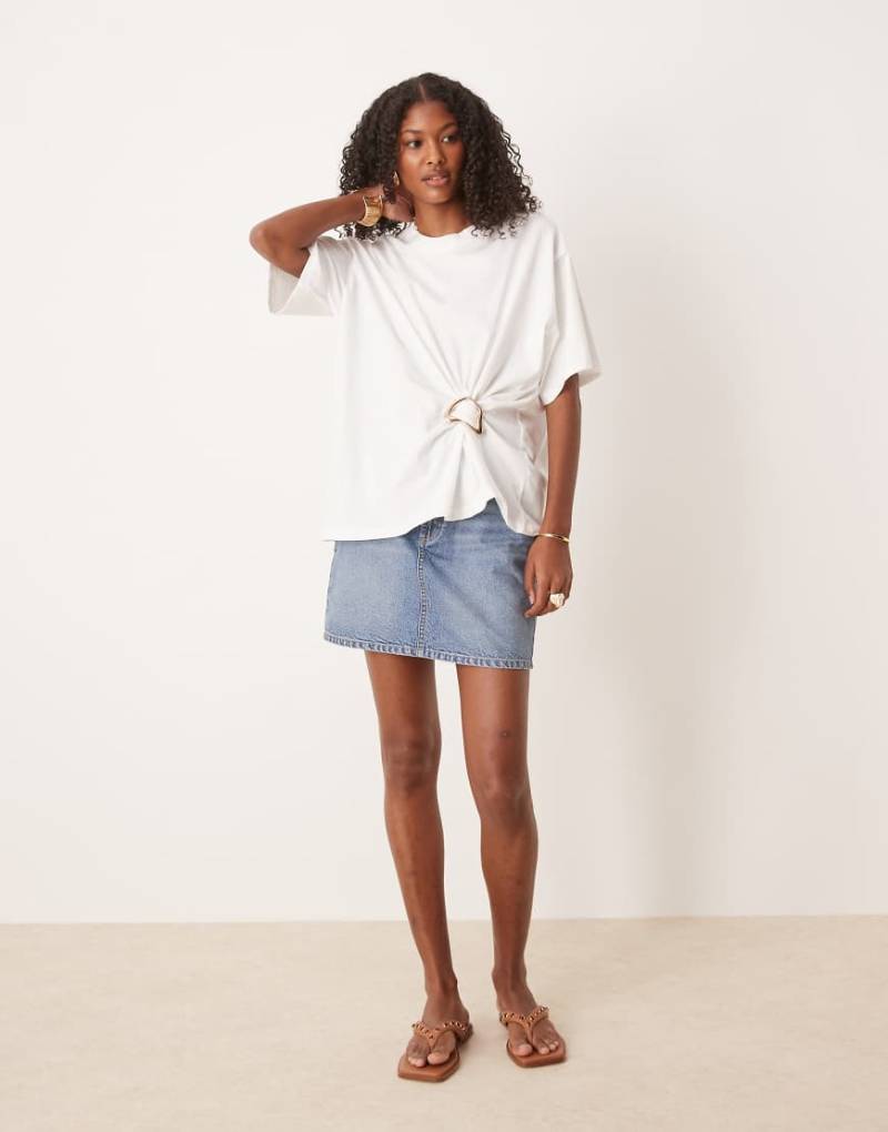 ASOS DESIGN - Oversize-T-Shirt in Weiß mit Metalldetail und geraffter Vorderseite mit Knotenverzierung von ASOS DESIGN