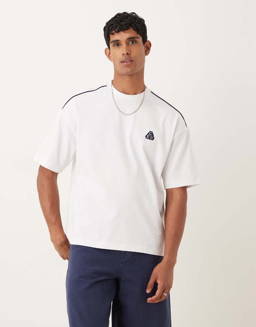 ASOS DESIGN - Oversize-T-Shirt in Weiß mit Paspeln an den Schultern und Stickerei von ASOS DESIGN