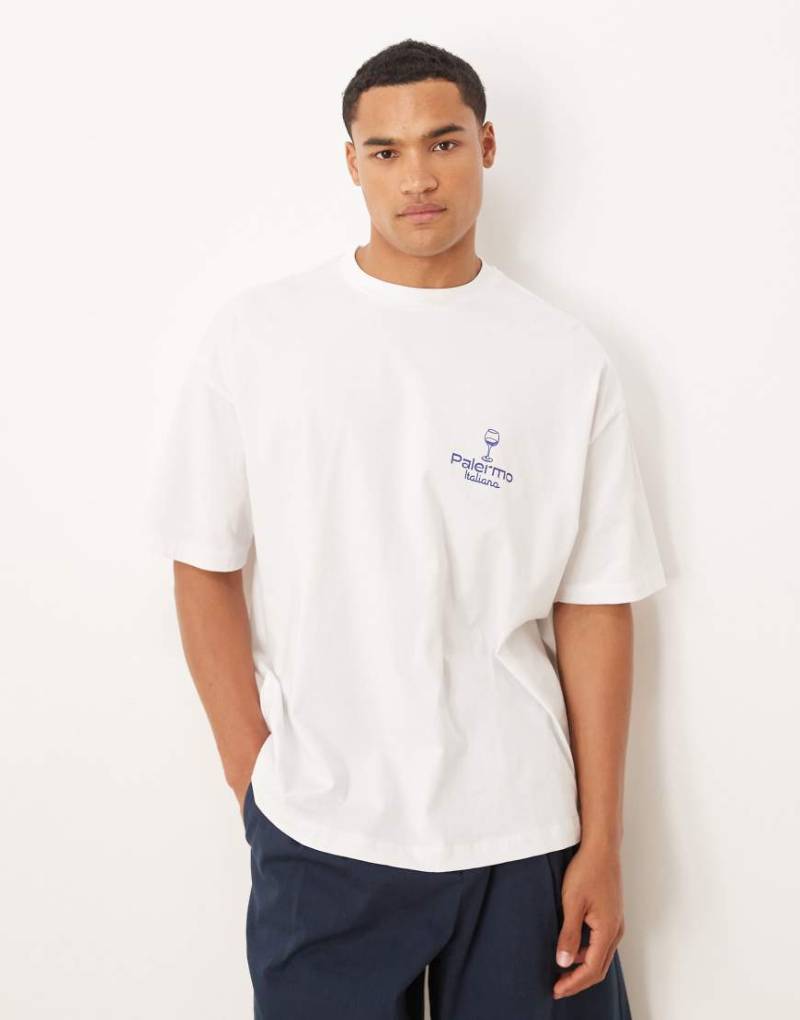 ASOS DESIGN - Oversize-T-Shirt in Weiß mit Printdetail auf der Brust von ASOS DESIGN