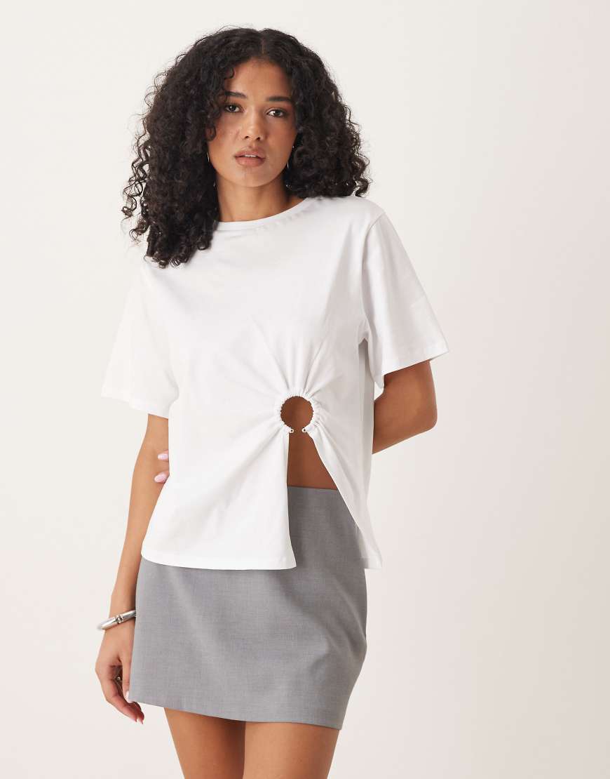 ASOS DESIGN - Oversize-T-Shirt in Weiß mit Ring-Detail ASOS DESIGN - Oversize-T-Shirt in Weiß mit Ring-Detail von ASOS DESIGN