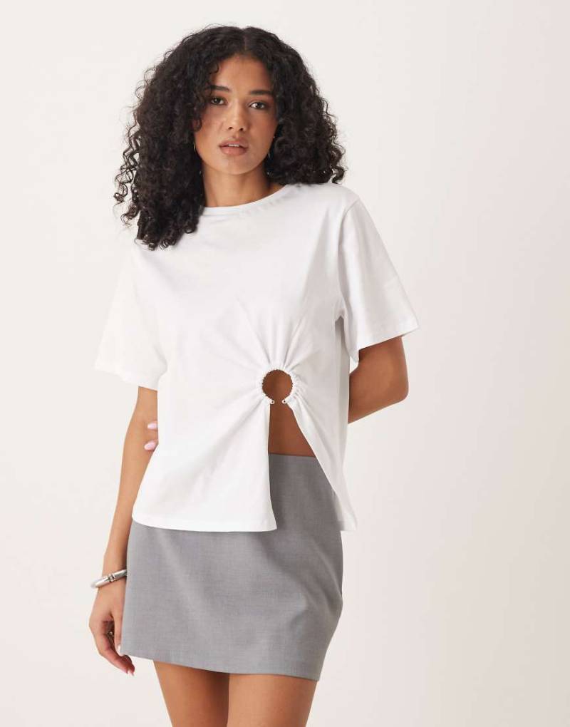 ASOS DESIGN - Oversize-T-Shirt in Weiß mit Ring-Detail von ASOS DESIGN