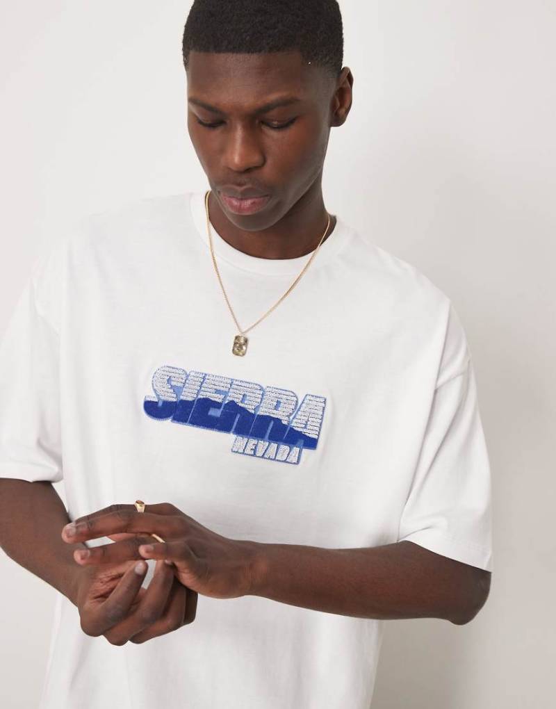 ASOS DESIGN - Oversize-T-Shirt in Weiß mit Stadtnamen-Grafik auf Brusthöhe von ASOS DESIGN