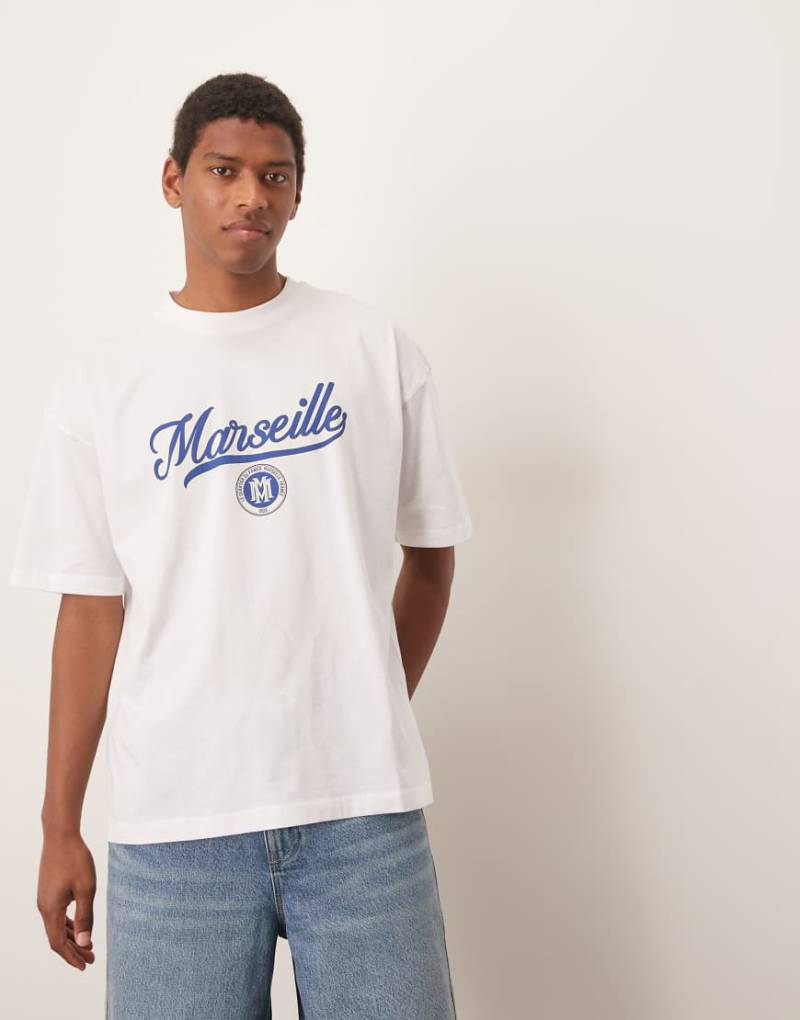 ASOS DESIGN - Oversize-T-Shirt in Weiß mit Stadtnamen-Grafikprint von ASOS DESIGN