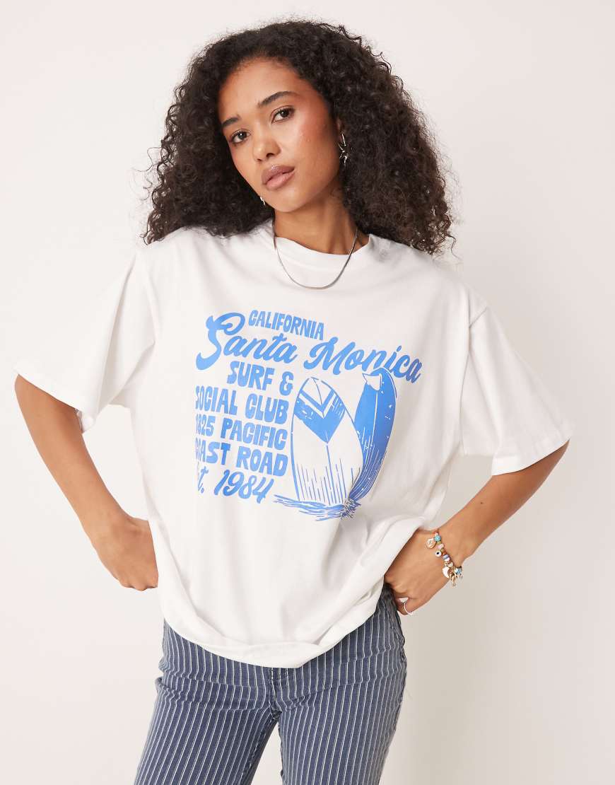 ASOS DESIGN - Oversize-T-Shirt in Weiß mit Surfer-Grafikprint ASOS DESIGN - Oversize-T-Shirt in Weiß mit Surfer-Grafikprint von ASOS DESIGN