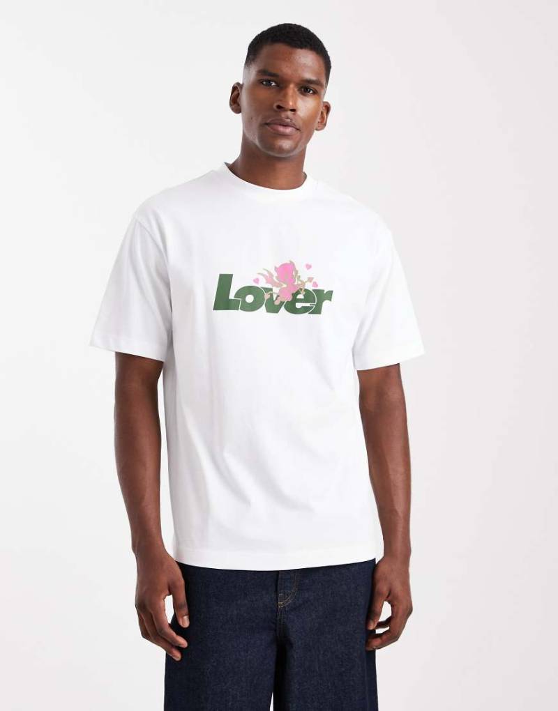 ASOS DESIGN - Locker geschnittenes T-Shirt in Weiß mit Textgrafik ASOS DESIGN - Locker geschnittenes T-Shirt in Weiß mit Textgrafik von ASOS DESIGN