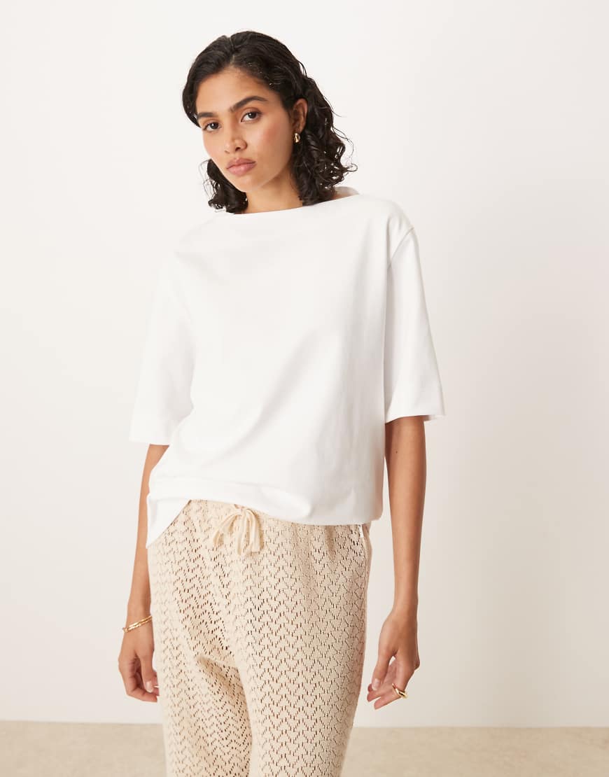 ASOS DESIGN - Oversize-T-Shirt in Weiß mit U-Boot-Ausschnitt von ASOS DESIGN