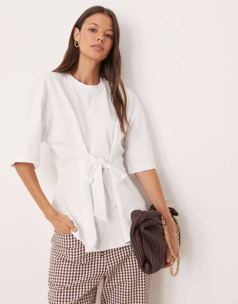 ASOS DESIGN - Oversize-T-Shirt in Weiß mit gebundener Taille von ASOS DESIGN