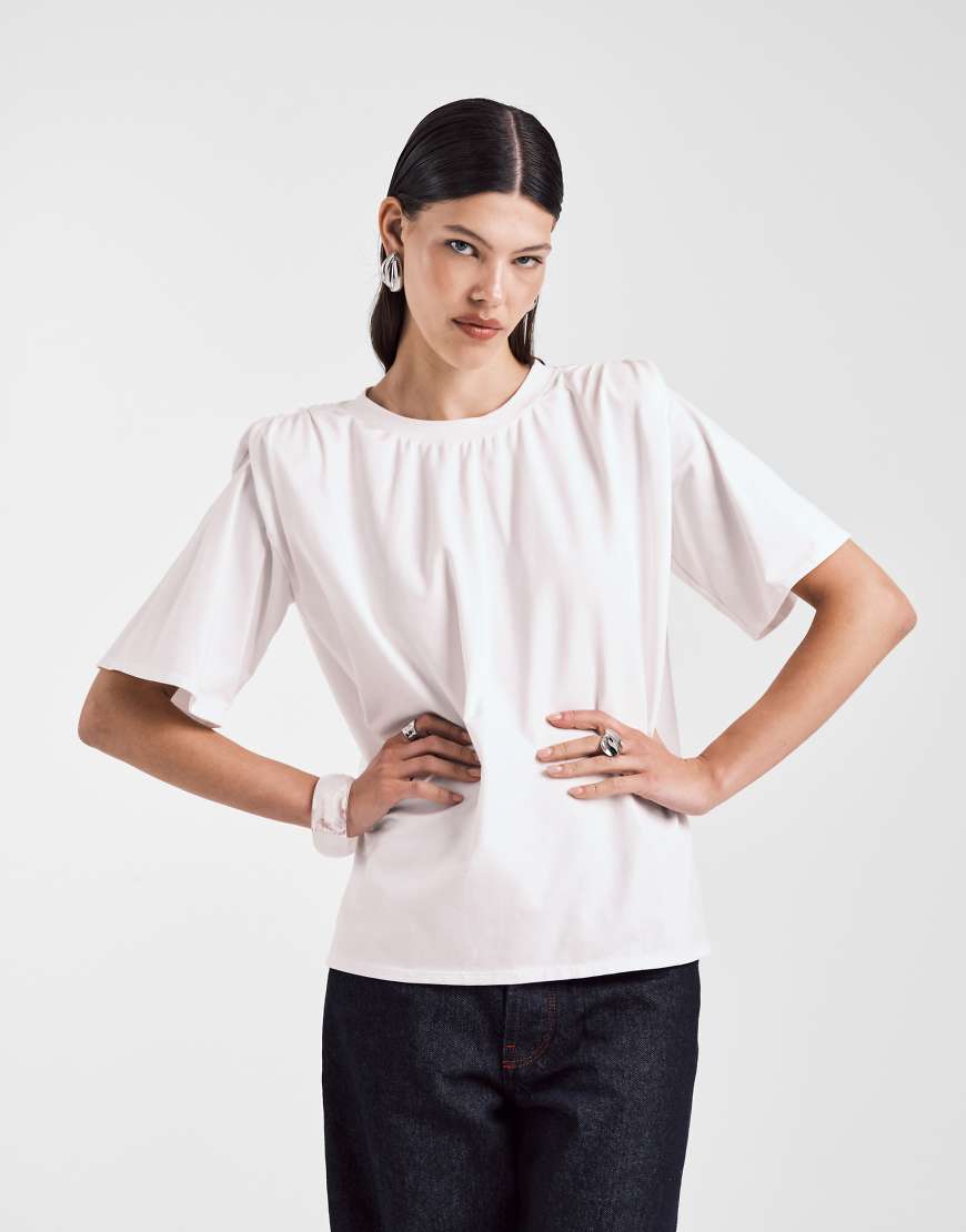 ASOS DESIGN - Oversize-T-Shirt in Weiß mit gerafften Schulterpolstern von ASOS DESIGN