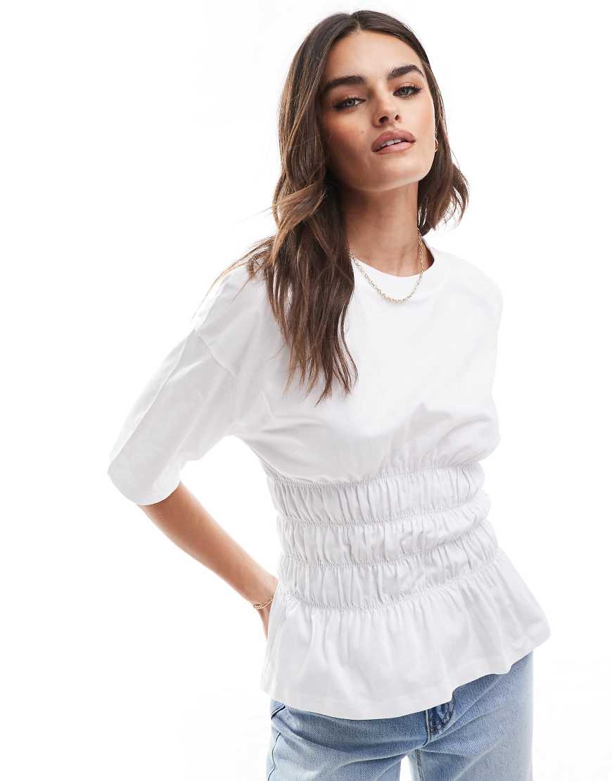 ASOS DESIGN - Oversize-T-Shirt in Weiß mit gesmokter Taille ASOS DESIGN - Oversize-T-Shirt in Weiß mit gesmokter Taille von ASOS DESIGN