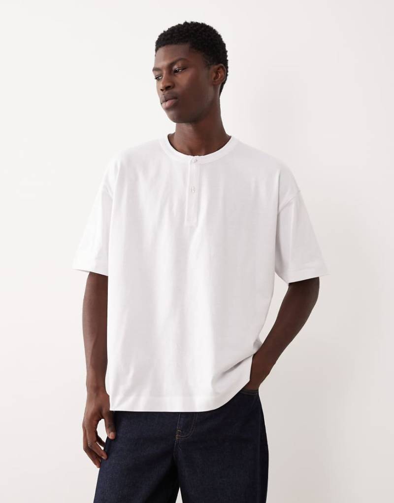ASOS DESIGN - Oversize-T-Shirt in Weiß mit halblangen Ärmeln und Henley-Ausschnitt ASOS DESIGN - Oversize-T-Shirt in Weiß mit halblangen Ärmeln und Henley-Ausschnitt von ASOS DESIGN
