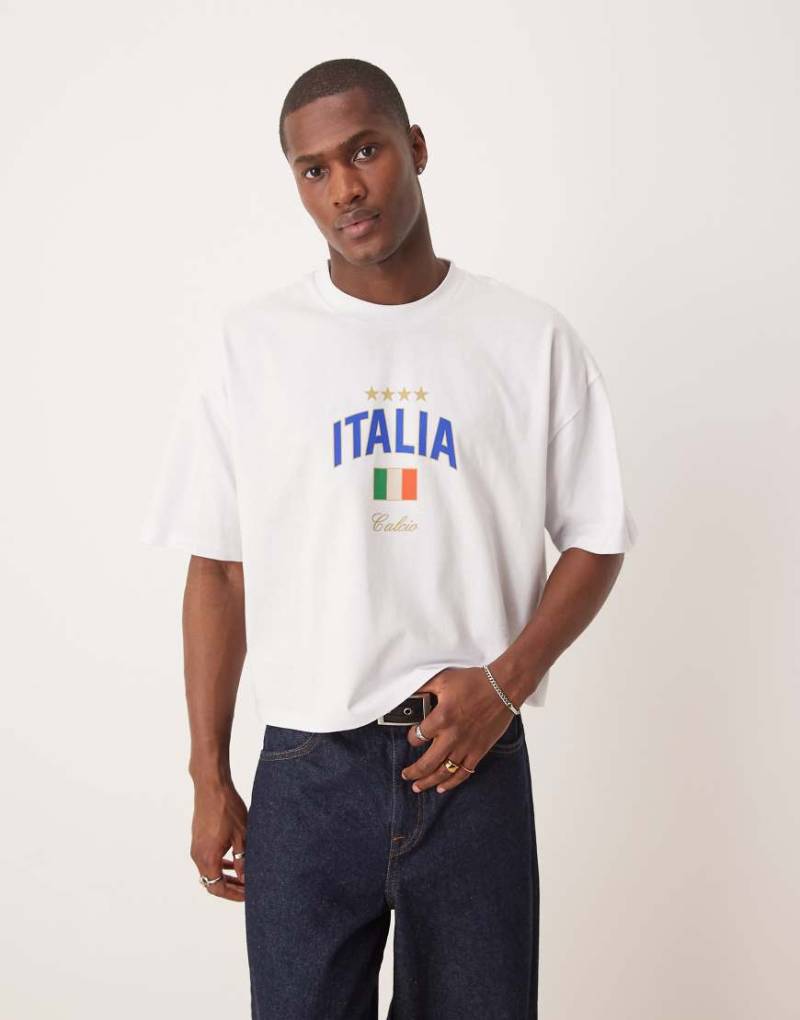 ASOS DESIGN - Oversize-T-Shirt in Weiß mit kurzem Schnitt und „Italia"-Grafik von ASOS DESIGN
