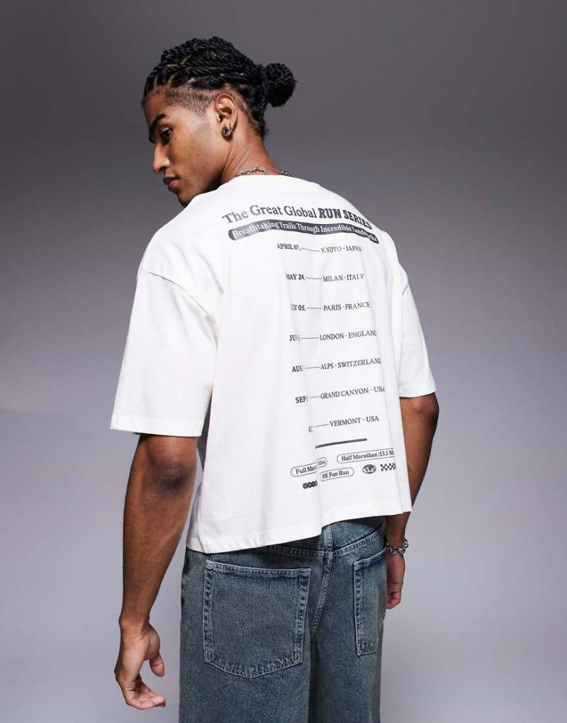 ASOS DESIGN - Oversize-T-Shirt in Weiß mit kurzem Schnitt und Sport-Print auf der Vorderseite von ASOS DESIGN