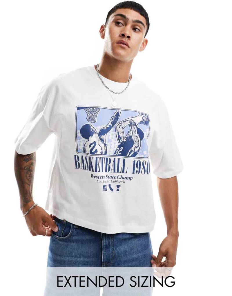 ASOS DESIGN - Oversize-T-Shirt in Weiß mit szenischem Rückenprint und kastigem Schnitt von ASOS DESIGN