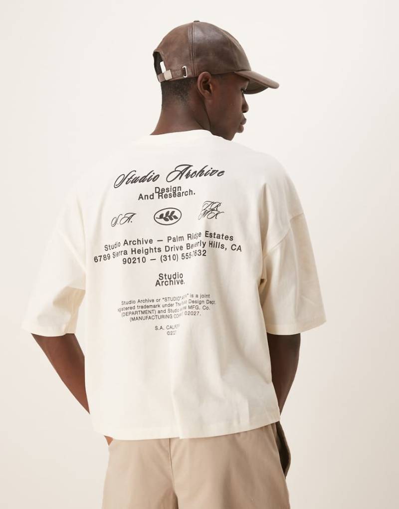 ASOS DESIGN - Oversize-T-Shirt in Weiß mit überschnittenen Schultern und Rückenprint von ASOS DESIGN