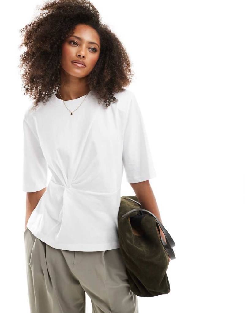 ASOS DESIGN - Oversize-T-Shirt in Weiß mit verdrehtem Detail und Schulterpolster von ASOS DESIGN