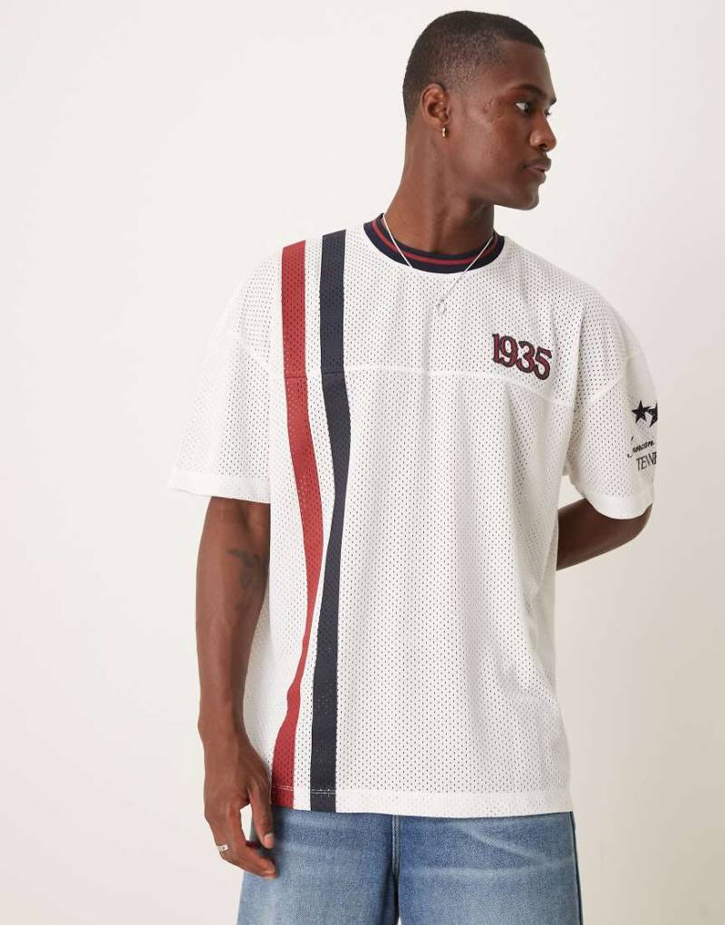 ASOS DESIGN - Oversize-T-Shirt in White Airtex mit überschnittenen Schultern und Sport-Print-Weiß von ASOS DESIGN