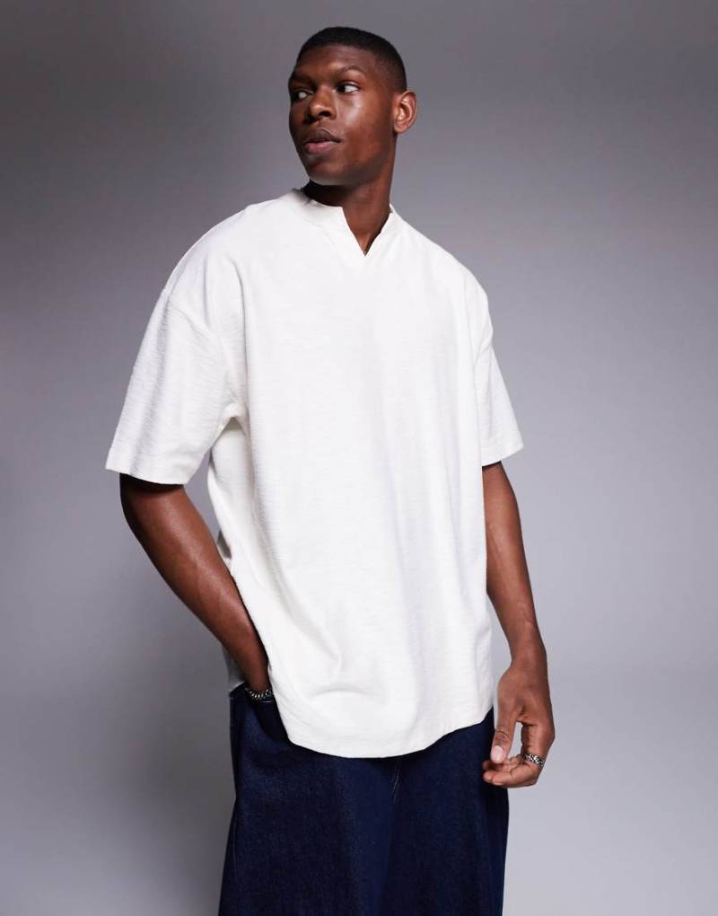 ASOS DESIGN - Oversize-T-Shirt in Creme mit Leinenoptik und eingekerbtem Ausschnitt-Weiß von ASOS DESIGN